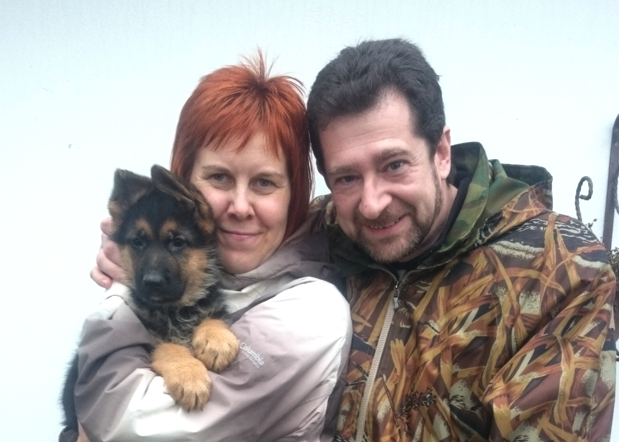 Julia und Aleks mit Harvey als kleiner Welpe